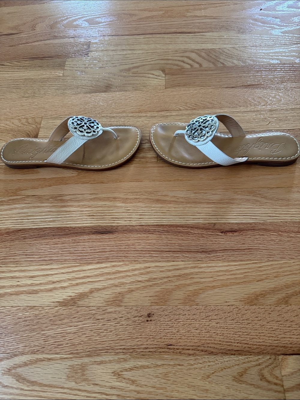 Brighton Alice White Thong Sandals with Silver Filigree Medallion, size 7 - Picture 4 of 6